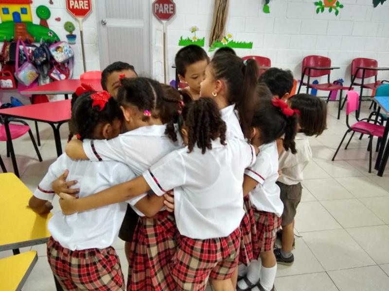 Estudiantes compartiendo en el aula